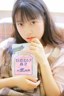 俄罗斯美女尿尿